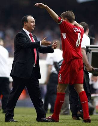 Trainer Rafael Benitez umarmt Steven Gerrard (Liverpool) - Torjubel - EDITORIAL USE ONLY. No use with unauthorised audio, video, data, fixture lists, club league logos or live services. Online in-match use limited to 120 images, no video emulation. No use in betting, games or single club league player publications. Fußball Herren English FA Cup 2005 2006, Englischer Pokal, Pokalspiel, FC Liverpool, Endspiel, Finale, Gruppe Pokalfinale, Pokalendspiel Cardiff, 1. Englische Liga Freude, Begeisterung,