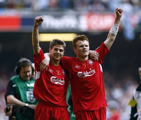 Steven Gerrard (li.) umarmt John Arne Riise (beide Liverpool) nach dem Gewinn des FA Cups- EDITORIAL USE ONLY. No use with unauthorised audio, video, data, fixture lists, club league logos or live services. Online in-match use limited to 120 images, no video emulation. No use in betting, games or single club league player publications. Fußball Herren English FA Cup 2005 2006, Englischer Pokal, Pokalspiel, FC Liverpool, Endspiel, Finale, Gruppe Pokalfinale, Pokalendspiel Cardiff, 1. Englische Liga Freude, Begeisterung,