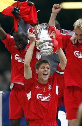 Steven Gerrard (vorn) präsentiert stolz den FA Cup - EDITORIAL USE ONLY. No use with unauthorised audio, video, data, fixture lists, club league logos or live services. Online in-match use limited to 120 images, no video emulation. No use in betting, games or single club league player publications. Fußball Herren English FA Cup 2005 2006, Englischer Pokal, Pokalspiel, FC Liverpool, Endspiel, Finale, Gruppe Pokalfinale, Pokalendspiel Cardiff, 1. Englische Liga Freude, Begeisterung,