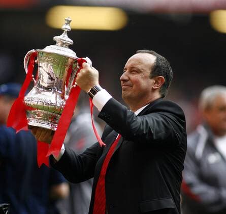 Trainer Rafael Benitez (Liverpool) präsentiert stolz den FA Cup - EDITORIAL USE ONLY. No use with unauthorised audio, video, data, fixture lists, club league logos or live services. Online in-match use limited to 120 images, no video emulation. No use in betting, games or single club league player publications. Fußball Herren English FA Cup 2005 2006, Englischer Pokal, Pokalspiel, FC Liverpool, Endspiel, Finale, Einzelbild Pokalfinale, Pokalendspiel Cardiff, 1. Englische Liga Freude,
