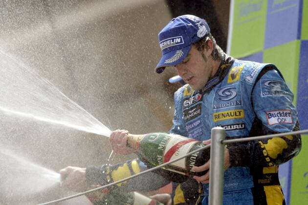 Sieger Fernando Alonso (Spanien Renault) genießt die kühlende Sektdusche Motorsport Grand Prix Herren Großer Preis von Spanien 2006, Formel 1 Weltmeisterschaft, F1, F, GP, WM Einzelbild Barcelona