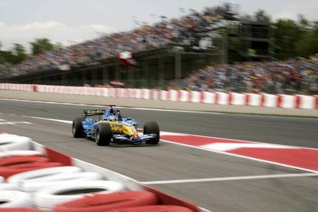 Sieger Fernando Alonso (Spanien Renault) fährt jubelnd mit seinem Boliden in die Boxeneinfahrt Motorsport Grand Prix Herren Großer Preis von Spanien 2006, Formel 1 Weltmeisterschaft, F1, F, GP, WM Totale Barcelona Dynamik, Freude,