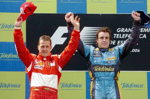 Siegerehrung GP von Spanien in Barcelona 2006 - Michael Schumacher (Deutschland Ferrari, li.) und Sieger Fernando Alonso (Spanien Renault) jubeln den Anhängern zu Motorsport Grand Prix Herren Großer Preis von Spanien 2006, Formel 1 Weltmeisterschaft, F1, F, GP, WM Gruppe Barcelona Freude,