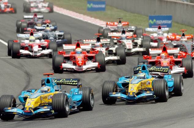 Fernando Alonso (Spanien, vorn li.) führt das Feld vor Giancarlo Fisichella (Italien beide Renault) und Michael Schumacher (Deutschland Ferrari, re.) an Motorsport Grand Prix Herren Großer Preis von Spanien 2006, Formel 1 Weltmeisterschaft, F1, F, GP, WM Totale Barcelona