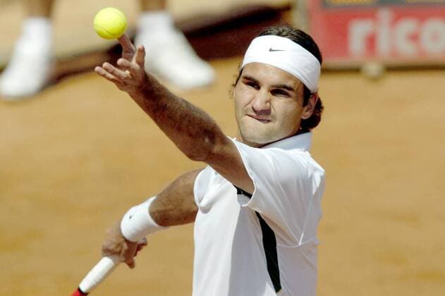Roger Federer (Schweiz) - Aufschlag -  Tennis Herren ATP Masters Series Rom 2006, ATP Tour, Sand, Sandplatz, Sandplatztennis, Sandplatzturnier Einzelbild Finale, Endspiel Rom