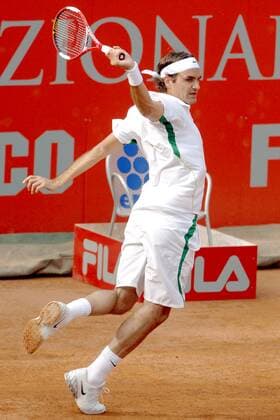Roger Federer (Schweiz) - Rückhand Tennis Herren Italian Open 2006, ATP Tour, Masters Series, Sand, Sandplatz, Sandplatztennis, Sandplatzturnier Einzelbild Rom Dynamik,