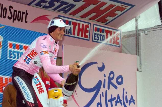 Der Gesamtführende Ivan Basso (Italien CSC) mit der obligatorischen Champagnerdusche während der Siegerehrung -  Radsport Herren 89. Giro dItalia, d Italia, ProTour, Straßenradsport, Straße, Rad Einzelbild 2006 8. Etappe: Civitanova Marche - Maielletta Freude,
