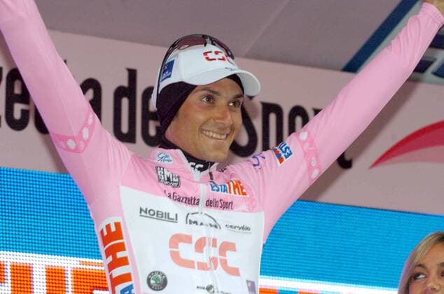 Der Gesamtführende Ivan Basso (Italien CSC) jubelt während der Siegerehrung -  Radsport Herren 89. Giro dItalia, d Italia, ProTour, Straßenradsport, Straße, Rad Einzelbild 2006 8. Etappe: Civitanova Marche - Maielletta Freude,