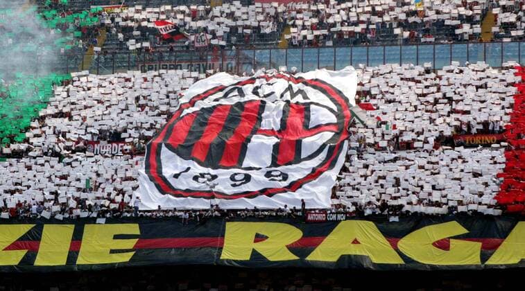 Milan Fans inszenieren eine Choreografie -  Fußball Herren Serie A 2005 2006, 1. Italienische Liga, AC Mailand, Choreografie, Choreographie, Logo, Emblem, Totale San Siro, Giuseppe Meazza Stadion Mailand