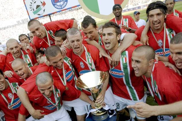 Meisterlicher Siegesjubel bei Juventus Turin, v.re.: Torwart Gianluigi Buffon, Fabio Cannavaro, Adrian Mutu, Zlatan Ibrahimovic, Federico Balzaretti, Gianluca Zambrotta, Robert Kovac, Alessandro del Piero und Gianluca Pessotto - Fußball Herren Serie A 2005 2006, 1. Italienische Liga, Juventus Turin, Juve, Italienischer Meister, Meisterschaft Totale Torhüter, Keeper, Scudetto Reggina Begeisterung, Freude,