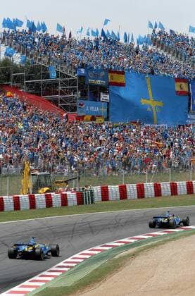 Fernando Alonso (Spanien, re.) und Giancarlo Fisichella (Italien beide Renault) begeisterten ihre Fans auf der vollbesetzten Tribüne Motorsport Grand Prix Herren Großer Preis von Spanien 2006, Formel 1 Weltmeisterschaft, F1, F, GP, WM Totale Circuit de Catalunya Barcelona Masse, Freude, Begeisterung,