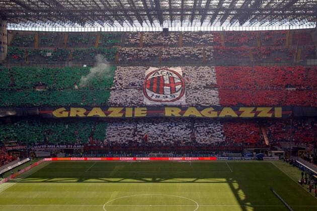 Grazie Ragazzi - Fans des AC Mailand bedanken sich mit einer Fanchoreografie - Fußball Herren Serie A 2005 2006, 1. Italienische Liga, Milan, Transparent, Transparente, o0 Danke, Schriftzug Totale Giuseppe Meazza Stadion, San Siro Mailand, o0 bedanken