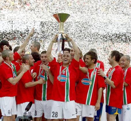 Meisterjubel Juventus Turin, v.li.: Federico Balzaretti, Alessandro del Piero, Giorgio Chiellini, Fabio Cannavaro mit der Meistertrophäe und Adrian Mutu - Fußball Herren Serie A 2005 2006, 1. Italienische Liga, Juventus Turin, Juve, Italienischer Meister, Meisterfeier Gruppe Medaillen, Scudetto Bari Freude, Begeisterung