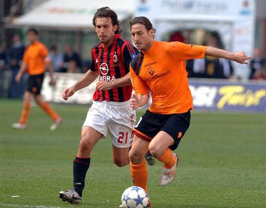 Francesco Totti (Roma, re.) gegen Andrea Pirlo (Milan) - Fußball Herren Serie A 2005 2006, 1. Italienische Liga, AC Mailand - AS Rom 2:1 Gruppe Mailand Dynamik,