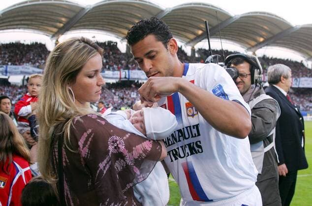 Fred (Lyon) kümmert sich während der Meisterfeier rührend um sein Baby und seine Frau -  (pan14130) Fußball Herren Ligue 1 2005 2006, 1. Französische Liga, Olympique Lyonnais, Ol, französischer Meister Gruppe Lyon Harmonie,  