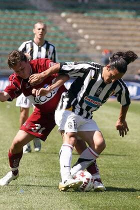 Mauro Camoranesi (Juventus Turin, re.) gegen Ivan Castiglia (Reggina) Fußball Herren Serie A 2005 2006, 1. Italienische Liga, Reggina Calcio - Juventus Turin 0:2, Juve Gruppe Reggina Dynamik,