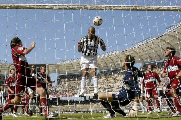 David Trezeguet (Juventus Turin) erzielt per Kopfball das 1:0, Torwart Ivan Pelizzoli (Reggina) ist machtlos -  Fußball Herren Serie A 2005 2006, 1. Italienische Liga, Reggina Calcio - Juventus Turin 0:2, Juve Gruppe Reggina Dynamik,