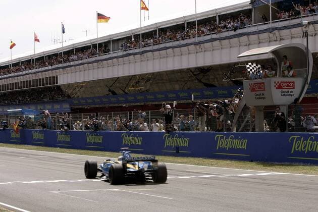 Der Heimsieg für Fernando Alonso (Spanien Renault) sorgt für reichlich Medieninteresse auf der Start- u. Zielgeraden Motorsport Grand Prix Herren Großer Preis von Spanien 2006, Formel 1 Weltmeisterschaft, F1, F, GP, WM Totale Circuit de Catalunya Barcelona
