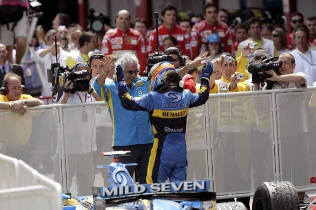Teamchef Flavio Briatore (Italien, li.) freut sich über den Heimsieg seines Schützlings Fernando Alonso (Spanien beide Renault) Motorsport Grand Prix Herren Großer Preis von Spanien 2006, Formel 1 Weltmeisterschaft, F1, F, GP, WM Gruppe Circuit de Catalunya Barcelona Freude,