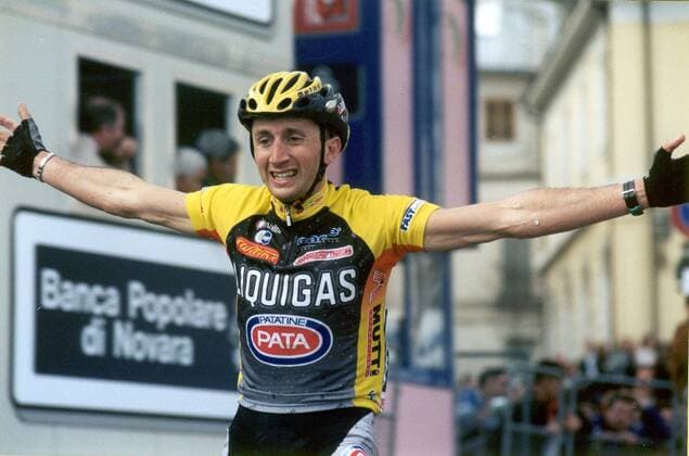 Davide Rebellin (Italien Liquigas Pata) gewinnt die 4. Etappe des Tirreno Adriatico 2001 und jubelt bei der Zielankunft -  Radsport Herren 36. Tirreno Adriatico 2001, Zwei Meere Rundfahrt, Straßenradsport, Straße, Rad Einzelbild 4. Etappe: Isernia - Celano Freude,