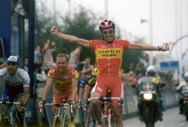 Alvaro Gonzalez de Galdeano (Spanien Vitalicio Seguros) gewinnt die 15. Etappe der Vuelta 2000 vor Pascal Herve (Frankreich Polti, 2.v.li.) und Jon Odriozola (Spanien Banesto, li.) -  Radsport Herren 55. Vuelta a Espana 2000, Spanienrundfahrt, Straßenradsport, Straße, Rad Gruppe 15. Etappe: Cangas de Onis - Gijon Freude,