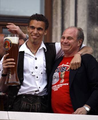 Valerien Ismael (li.) und Manager Uli Hoeneß (beide Bayern) während der Meisterfeier auf dem Rathausbalkon Fußball 1. BL Herren Saison 2005 2006, FC Bayern München, Deutscher Meister, Deutsche Meisterschaft, Sieg, Sieger, Gruppe Groß, großes, riesiges, Riesig o0 Alkohol München, Rathausplatz, Marienplatz, Harmonie