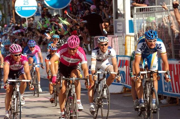 Tomas Vaitkus (Litauen AG2R Prevoyance, re.) gewinnt die 9. Etappe der Giro dItalia 2006, daneben die Geschlagenen Robbie McEwen (Australien Davitamon Lotto, li.) und Olaf Pollack (Deutschland T Mobile, 2.vli.) -  Radsport Herren 89. Giro dItalia, d Italia, ProTour, Straßenradsport, Straße, Rad Gruppe 9. Etappe: Francavilla al Mare - Termoli