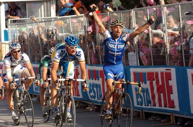 Tomas Vaitkus (Litauen AG2R Prevoyance, li.) gewinnt die 9. Etappe der Giro dItalia 2006 vor Paolo Bettini (Italien Quick Step Innergetic), der sich zu früh freut -  Radsport Herren 89. Giro dItalia, d Italia, ProTour, Straßenradsport, Straße, Rad Gruppe 9. Etappe: Francavilla al Mare - Termoli Freude,