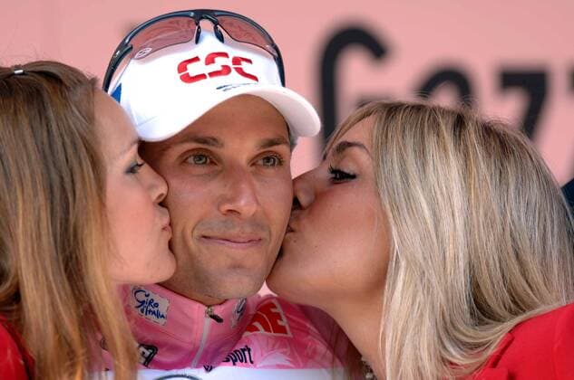 Der Gesamtführende Ivan Basso (Italien CSC) genießt die Küsse der Hostessen -  Radsport Herren 89. Giro dItalia 2006, d Italia, ProTour, Straßenradsport, Straße, Rad Gruppe 9. Etappe: Francavilla al Mare - Termoli