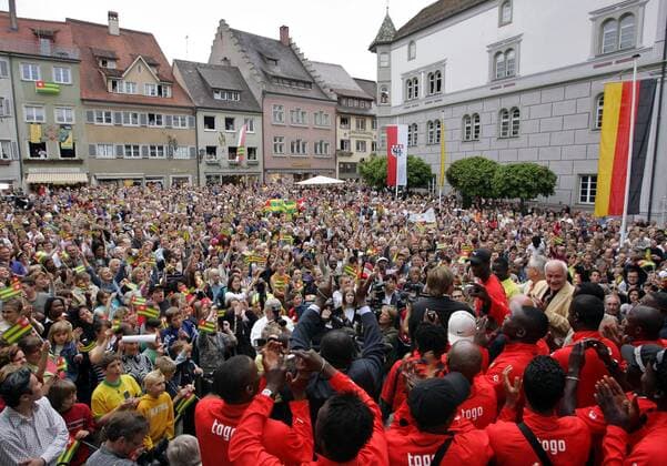 Willkommensparty für die Nationalmannschaft aus Togo auf dem Marktplatz in Wangen i. A. - während der Weltmeisterschaft 2006 wird das Team um Nationaltrainer Otto Pfister (7.v.re.) hier gastieren Fußball WM Herren Vorschau Weltmeisterschaft 2006, Nationalmannschaft, Nationalteam, Ankunft, Empfang, Party, Vdig Totale Wangen i. A. Masse,