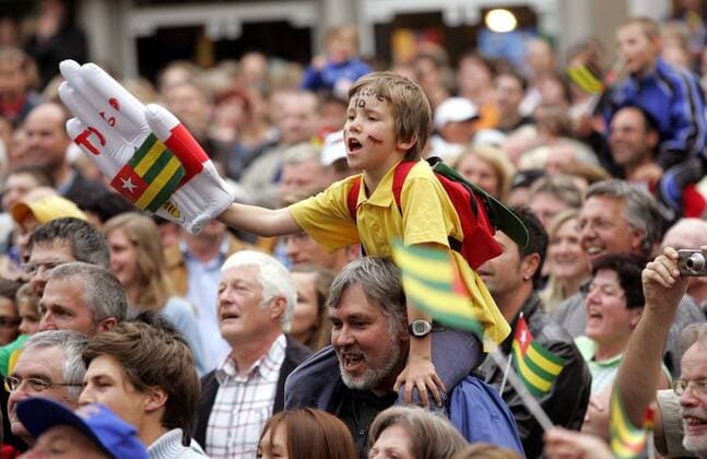 Willkommensparty für die togolesische Nationalmannschaft in Wangen i. A.: Während der Weltmeisterschaft 2006 muß der VfB Stuttgart den Gästen aus Togo auf den Winkelementen weichen - kleiner Junge mit überklebter Plastikhand Fußball WM Herren Vorschau Weltmeisterschaft 2006, Nationalmannschaft, Nationalteam, Ankunft, Empfang, Party, Vdig Totale Wangen i. A.