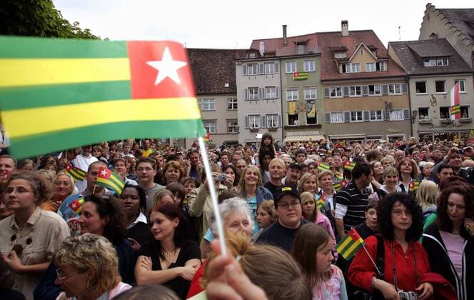Willkommensparty für die Nationalmannschaft aus Togo auf dem Marktplatz in Wangen i. A. - Die Einwohner empfangen mit Nationalfahnen ihre Gäste für die Weltmeisterschaft 2006 Fußball WM Herren Vorschau Weltmeisterschaft 2006, Nationalmannschaft, Nationalteam, Ankunft, Empfang, Party, Vdig Totale Wangen i. A.