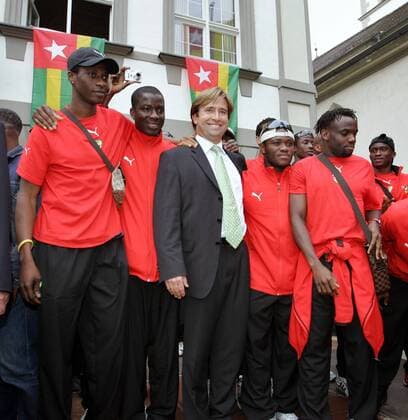 Willkommensparty für die Nationalmannschaft aus Togo in Wangen i. A. - Oberbürgermeister Michael Lang (Mitte) begrüßt die Spieler des togolesischen Nationalteams das während der Weltmeisterschaft 2006 hier gastieren wird Fußball WM Herren Vorschau Weltmeisterschaft 2006, Nationalmannschaft, Nationalteam, Ankunft, Empfang, Party, Vdig Gruppe Wangen i. A. Freude,