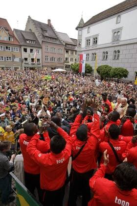 Willkommensparty für die Nationalmannschaft aus Togo auf dem Marktplatz in Wangen i. A. - Die Einwohnern begrüßen das togolesische Team um Nationaltrainer Otto Pfister (re.), das während der WM 2006 hier gastieren wird Fußball WM Herren Vorschau Weltmeisterschaft 2006, Nationalmannschaft, Nationalteam, Ankunft, Empfang, Party, Vdig Totale Wangen i. A. Masse,