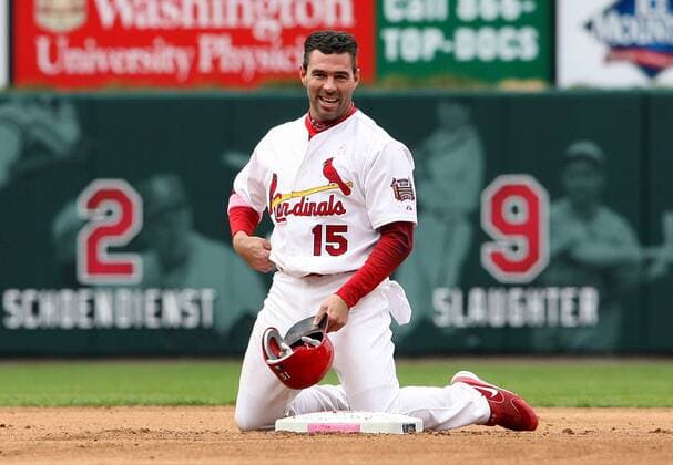 Jim Edmonds (St. Louis Cardinals) kniet gut gelaunt an der Base -  (slp2006051414001) Baseball Herren MLB 2006, Major League, Einzelbild St. Louis Freude,