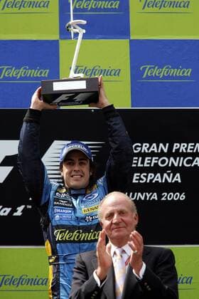 Fernando Alonso (Spanien Renault) präsentiert im Rücken des spanischen Königs Juan Carlos den Siegerpokal des GP von Spanien 2006 Motorsport WM Herren Großer Preis von Spanien 2006, Formel 1 Weltmeisterschaft, F1, F, GP, WM, Gruppe Circuit de Catalunya Barcelona Freude,