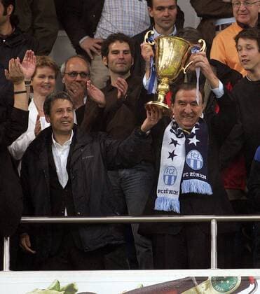 Präsident Sven Hotz (re.) und Trainer Lucien Favre (li., beide FC Zürich) jubeln mit dem Pokal über den Gewinn der Schweizer Meisterschaft 2006 -  Fußball Herren Super League 2005 2006, Nationalliga A, NLA, 1. Schweizer Liga, Meister, feiern, Feier, Meisterfeier Gruppe Basel Freude,