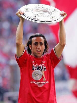 Ali Karimi (Bayern) präsentiert die Meisterschale Fußball 1. BL Herren Saison 2005 2006, FC Bayern München, Deutscher Meister, Deutsche Meisterschaft, Sieg, Sieger Einzelbild München Freude, Begeisterung,