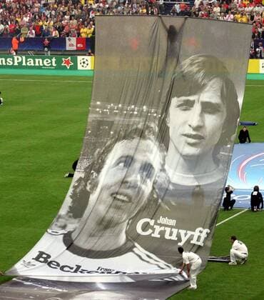 Johan Cruyff (Ajax Amsterdam FC Barcelona - Niederlande, re.) und Franz Beckenbauer (FC Bayern München - Deutschland) - im Rahmenprogramm werden die Konterfeis zweier Legenden aus 50 Jahren Europapokalgeschichte präsentiert Fußball EC 1 Herren Champions League 2005 2006, Endspiel, Finale Totale Europapokal, Europacup Geschichte Paris, St. Denis, Saint Sportgeschichte Historie