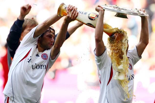 Hasan Salihamidzic (li.) bei seiner Lieblingsbeschäftigung - diesmal gießt er dem mit der Meisterschale jubelnden Jens Jeremies (beide Bayern) Weißbier über den Kopf Fußball 1. BL Herren Saison 2005 2006, FC Bayern München, Deutscher Meister, Deutsche Meisterschaft, Sieg, Sieger Gruppe Alkohol, Pokal München Komik, Freude,