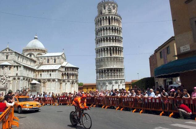 Beim Einzelzeitfahren der 11. Etappe fahren die Teilnehmer am Dom Santa Maria Assunta und dem schiefen Turm von Pisa vorbei -  Radsport Herren 89. Giro dItalia 2006, d Italia, ProTour, Straßenradsport, Straße, Rad, Einzelzeitfahren, Zeitfahren Totale Stadt, Stadtbild, City 11. Etappe: Pontedera - Pontedera