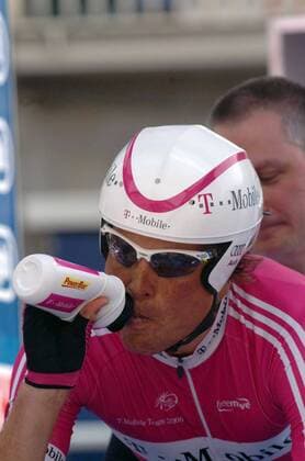 Jan Ullrich (Deutschland T Mobile) nimmt vor dem Start einen kräftigen Schluck aus seiner Trinkflasche -  Radsport Herren 89. Giro dItalia 2006, d Italia, ProTour, Straßenradsport, Straße, Rad, Einzelzeitfahren, Zeitfahren Einzelbild 11. Etappe: Pontedera - Pontedera
