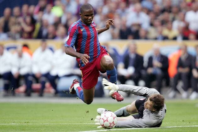 Torwart Jens Lehmann (Arsenal, re.) foult Samuel Eto o (FC Barcelona) an der Strafraumgrenze - Platzverweis (Serie 2 5) -  Fußball EC 1 Herren Champions League 2005 2006, Finale, Endspiel, FC Barcelona - Arsenal FC London 2:1, Barca Gruppe Paris Dynamik,