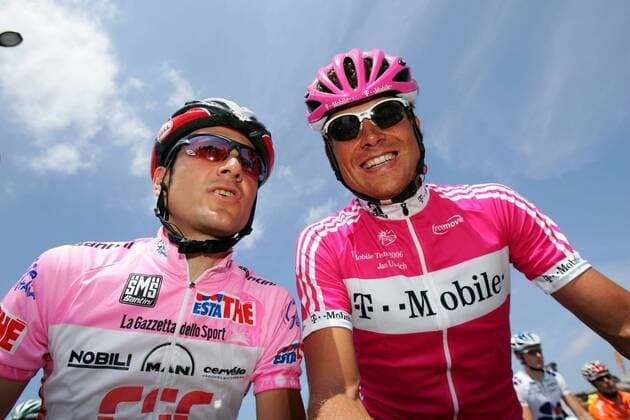 Ivan Basso (Italien CSC, li.) im Gespräch mit Jan Ullrich (Deutschland T Mobile) -  Radsport Herren 89. Giro dItalia 2006, d Italia, ProTour, Straßenradsport, Straße, Rad Gruppe 12. Etappe: Livorno - Sestri Levante Freude,