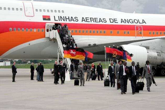 Ankunft der angolanischen Nationalmannschaft zur Weltmeisterschaft 2006 mit einer Maschine der Linhas Aereas de Angola (TAAG) am Flughafen Hannover Langenhagen Fußball WM Herren Vorschau 2006, Ankunft, Empfang, Nationalmannschaft, Nationalteam, Vdig Totale Hannover Langenhagen