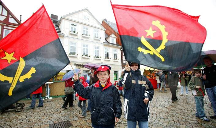 Willkommensparty für die angolanische Nationalmannschaft in Celle - zwei Jungen schwenken die Nationalfahne Angolas Fußball WM Herren Vorschau 2006, Empfang, Ankunft, Nationalmannschaft, Nationalteam, Vdig Gruppe Celle