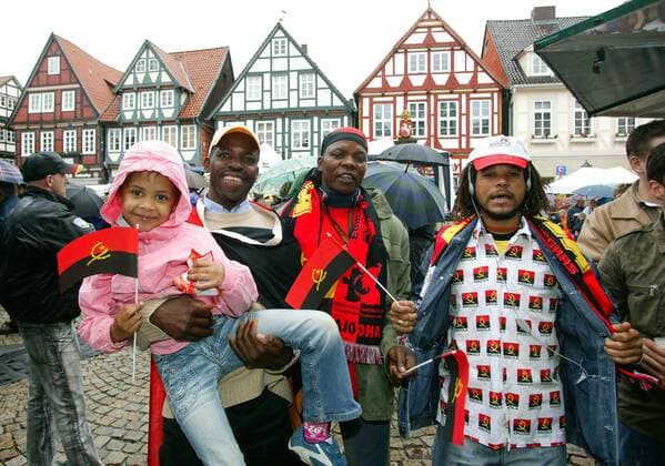 Willkommensparty für die angolanische Nationalmannschaft in Celle - Angolanische Fans mit Nationalfahnen Fußball WM Herren Vorschau 2006, Empfang, Ankunft, Nationalmannschaft, Nationalteam, Vdig Gruppe Celle