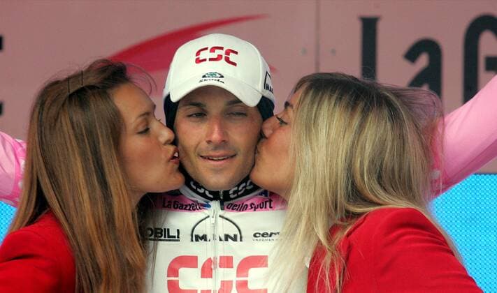 Gesamtführender Ivan Basso (Italien CSC) bekommt auf der Siegerehrung nach der 13. Etappe der Giro dItalia 2006 Küsse von zwei Hostessen, was ihm einmal mehr beweist, den richtigen Beruf gewählt zu haben Radsport Herren 89. Giro dItalia 2006, d Italia, ProTour, Straßenradsport, Straße, Rad Gruppe 13. Etappe: Alessandria - La Thuile Freude, Sinnlichkeit,
