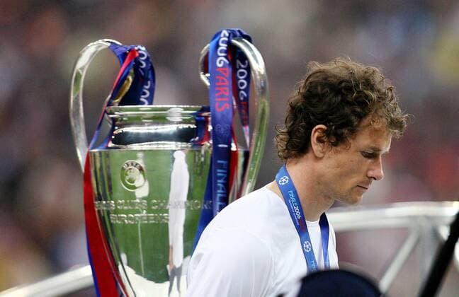 Torwart Jens Lehmann (Arsenal) geht enttäuscht an der Trophäe vorbei Fußball EC 1 Herren Champions League 2005 2006, Finale, Endspiel, Arsenal FC London Einzelbild Paris