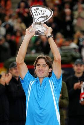 Sieger Tommy Robredo (Spanien) präsentiert auf der Siegerehrung der Masters Series Hamburg 2006 seinen Pokal Tennis Herren Masters Series Hamburg 2006, ATP Tour, Finale, Endspiel, Einzelbild Am Rothenbaum Hamburg Freude,